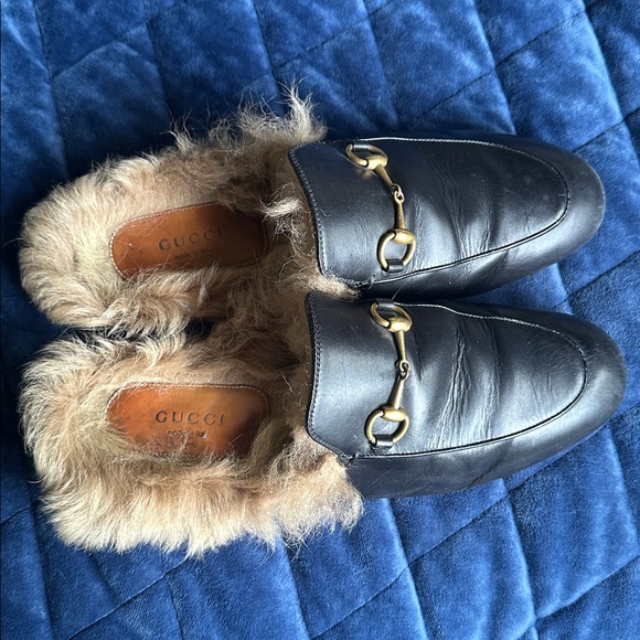 Gucci Black Leather Loafers with Fur and Gold Detail - Picture 1 of 4